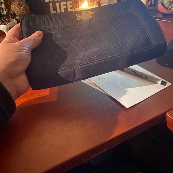 Authentic Giorgio Armani make up bag - Picture 6 of 7